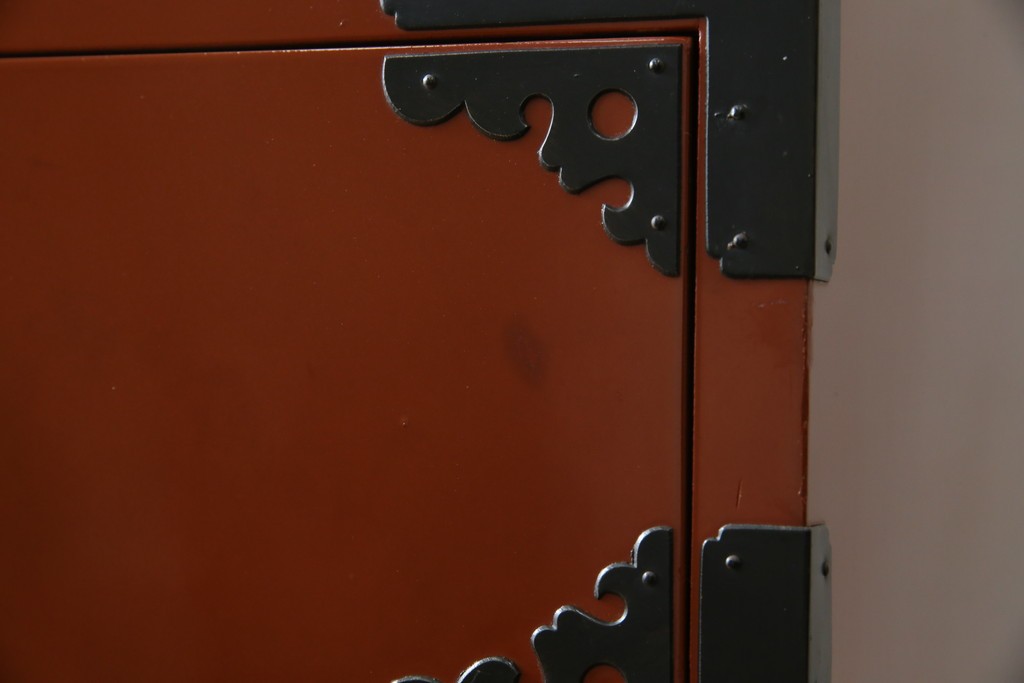 中古　桐材　落ち着いた色合いの朱塗りが魅力的な米沢箪笥　(R-058320)