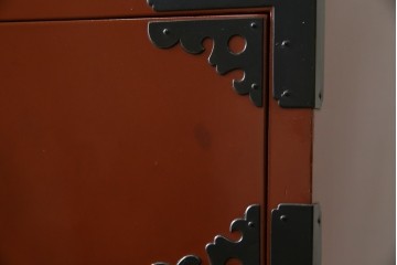 中古　桐材　落ち着いた色合いの朱塗りが魅力的な米沢箪笥　(R-058320)