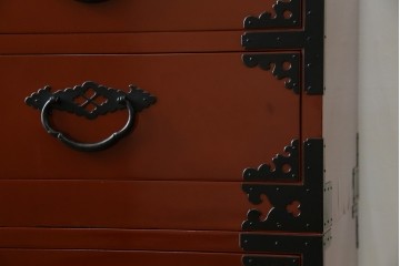 中古　桐材　落ち着いた色合いの朱塗りが魅力的な米沢箪笥　(R-058320)