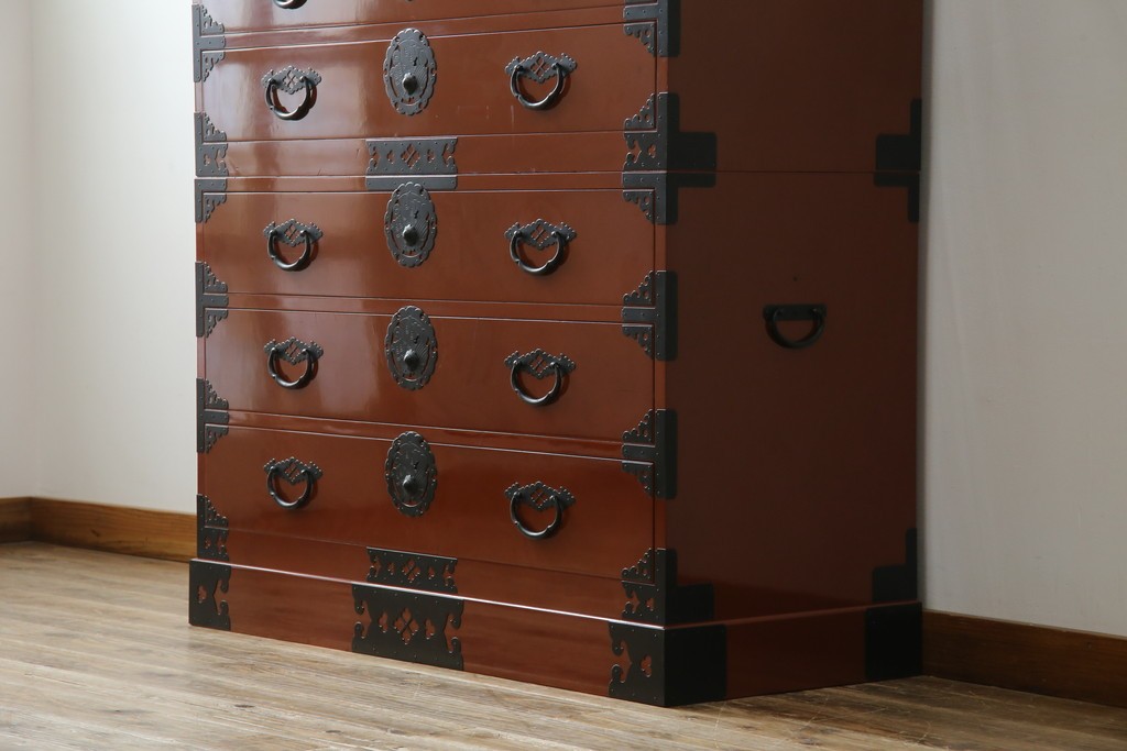 中古　桐材　落ち着いた色合いの朱塗りが魅力的な米沢箪笥　(R-058320)