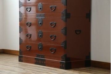 中古　桐材　落ち着いた色合いの朱塗りが魅力的な米沢箪笥　(R-058320)