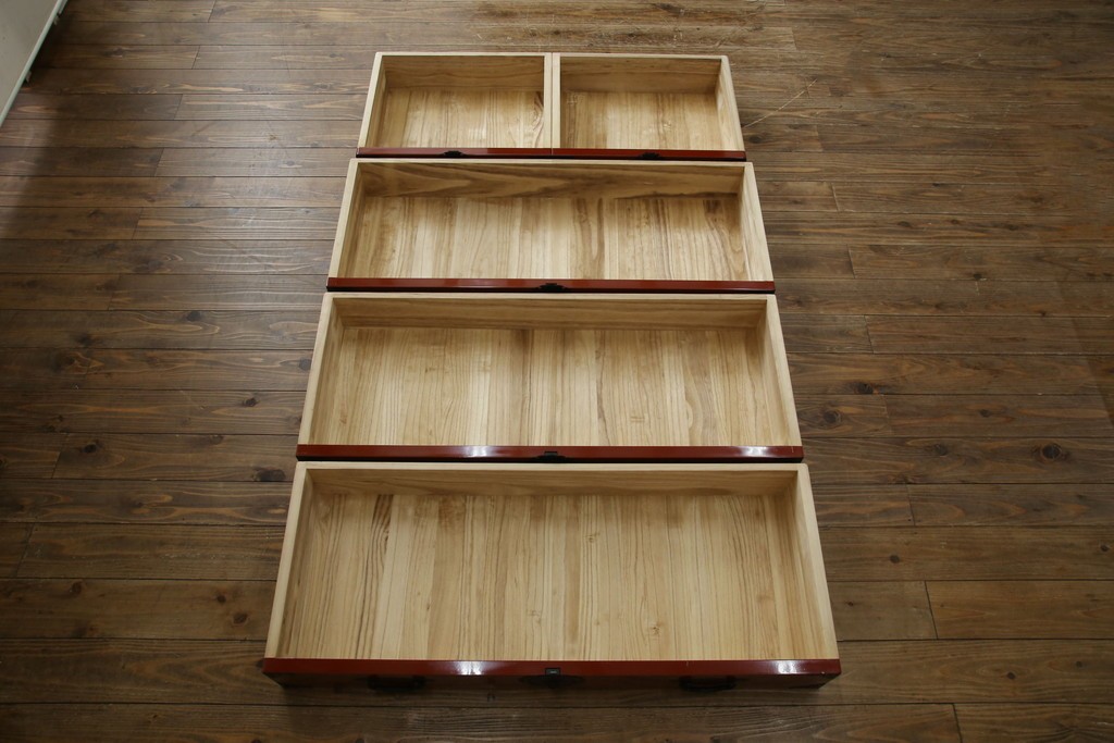 中古　桐材　落ち着いた色合いの朱塗りが魅力的な米沢箪笥　(R-058320)