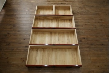 中古　桐材　落ち着いた色合いの朱塗りが魅力的な米沢箪笥　(R-058320)