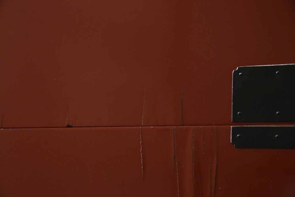 中古　桐材　落ち着いた色合いの朱塗りが魅力的な米沢箪笥　(R-058320)