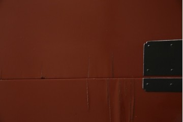 中古　桐材　落ち着いた色合いの朱塗りが魅力的な米沢箪笥　(R-058320)