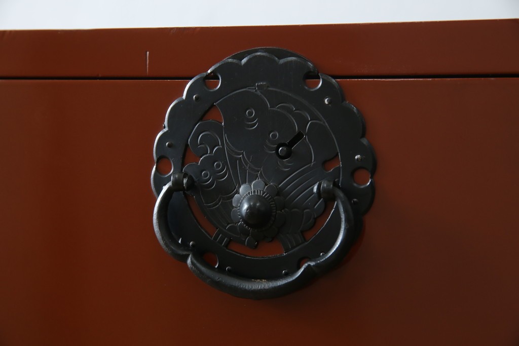 中古　桐材　落ち着いた色合いの朱塗りが魅力的な米沢箪笥　(R-058320)