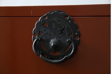 中古　桐材　落ち着いた色合いの朱塗りが魅力的な米沢箪笥　(R-058320)