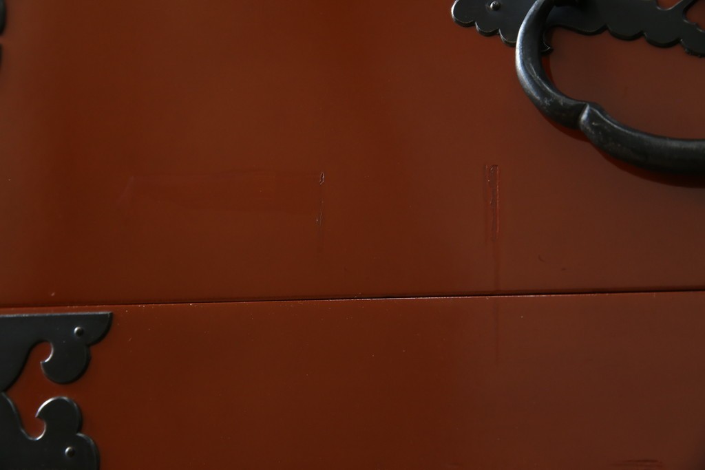 中古　桐材　落ち着いた色合いの朱塗りが魅力的な米沢箪笥　(R-058320)