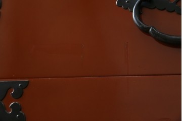 中古　桐材　落ち着いた色合いの朱塗りが魅力的な米沢箪笥　(R-058320)