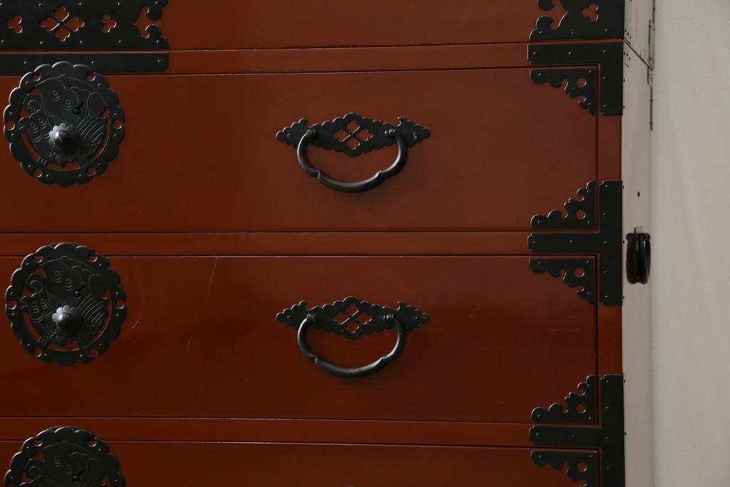 中古　桐材　落ち着いた色合いの朱塗りが魅力的な米沢箪笥　(R-058320)