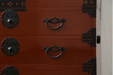 中古　桐材　落ち着いた色合いの朱塗りが魅力的な米沢箪笥　(R-058320)