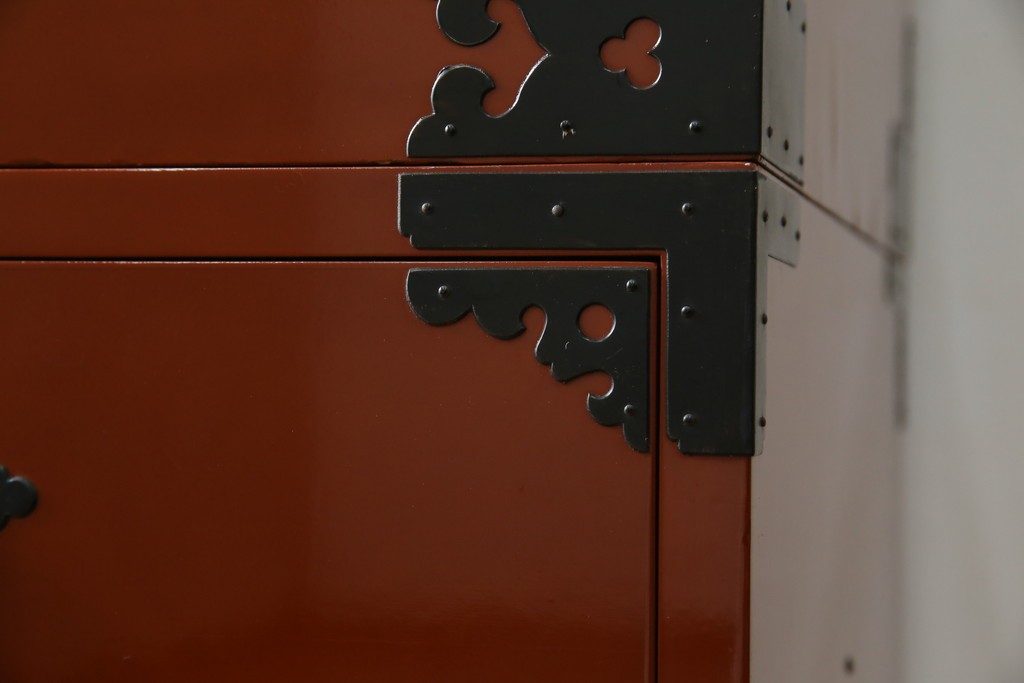 中古　桐材　落ち着いた色合いの朱塗りが魅力的な米沢箪笥　(R-058320)