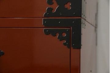 中古　桐材　落ち着いた色合いの朱塗りが魅力的な米沢箪笥　(R-058320)