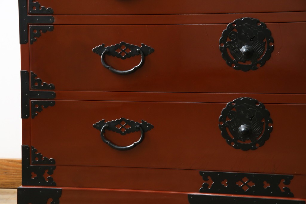 中古　桐材　落ち着いた色合いの朱塗りが魅力的な米沢箪笥　(R-058320)