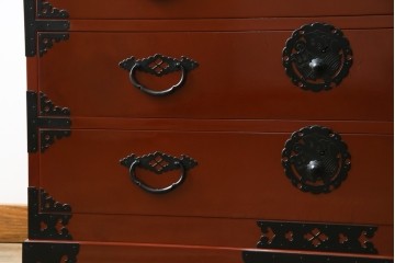 中古　桐材　落ち着いた色合いの朱塗りが魅力的な米沢箪笥　(R-058320)