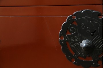 中古　桐材　落ち着いた色合いの朱塗りが魅力的な米沢箪笥　(R-058320)