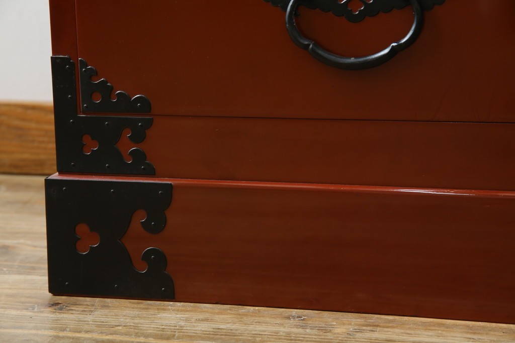 中古　桐材　落ち着いた色合いの朱塗りが魅力的な米沢箪笥　(R-058320)