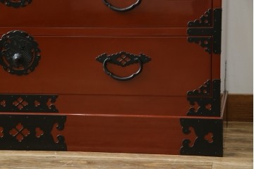 中古　桐材　落ち着いた色合いの朱塗りが魅力的な米沢箪笥　(R-058320)