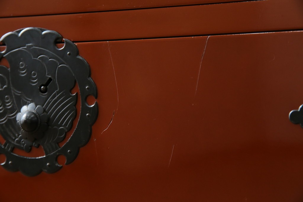 中古　桐材　落ち着いた色合いの朱塗りが魅力的な米沢箪笥　(R-058320)