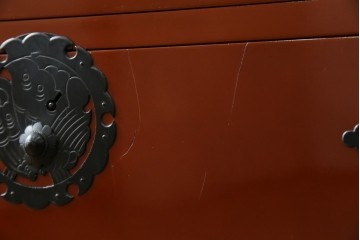 中古　桐材　落ち着いた色合いの朱塗りが魅力的な米沢箪笥　(R-058320)