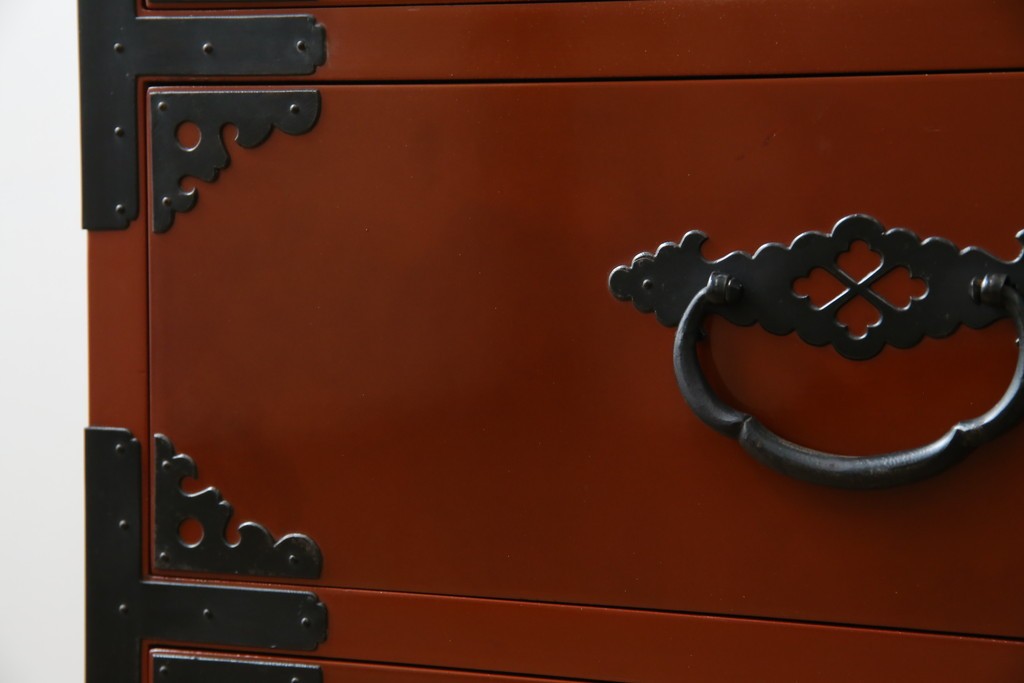 中古　桐材　落ち着いた色合いの朱塗りが魅力的な米沢箪笥　(R-058320)