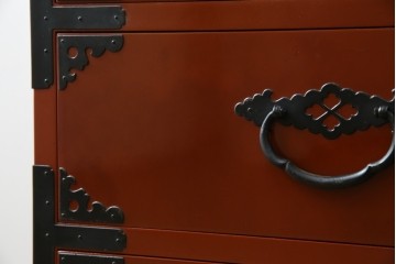 中古　桐材　落ち着いた色合いの朱塗りが魅力的な米沢箪笥　(R-058320)