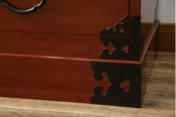 中古　桐材　落ち着いた色合いの朱塗りが魅力的な米沢箪笥　(R-058320)