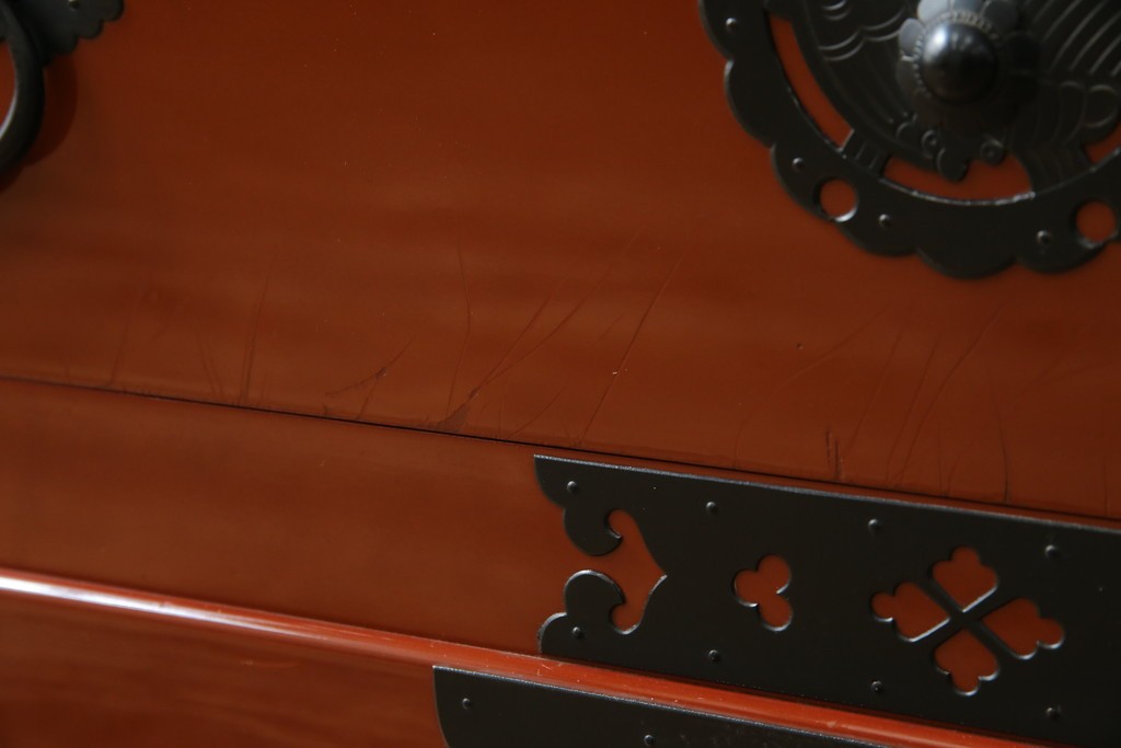 中古　桐材　落ち着いた色合いの朱塗りが魅力的な米沢箪笥　(R-058320)