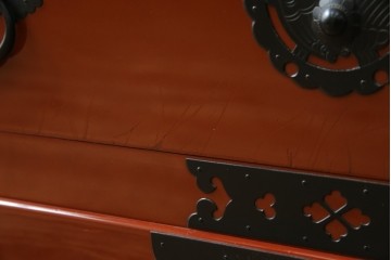 中古　桐材　落ち着いた色合いの朱塗りが魅力的な米沢箪笥　(R-058320)
