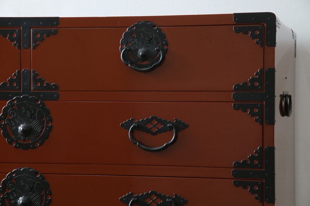 中古　桐材　落ち着いた色合いの朱塗りが魅力的な米沢箪笥　(R-058320)