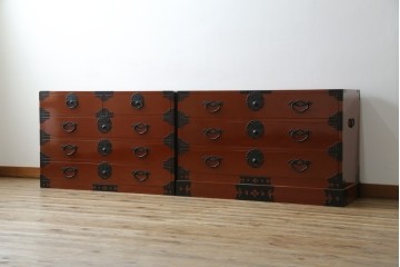 中古　桐材　落ち着いた色合いの朱塗りが魅力的な米沢箪笥　(R-058320)