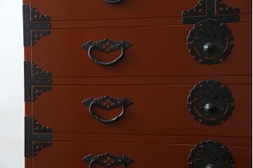 中古　桐材　落ち着いた色合いの朱塗りが魅力的な米沢箪笥　(R-058320)