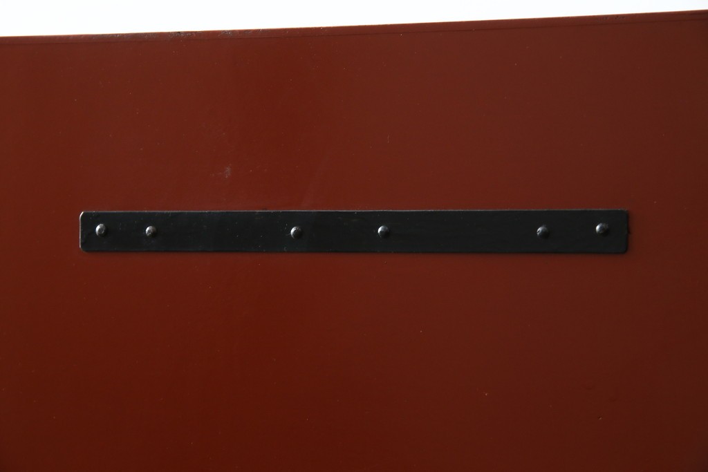 中古　桐材　落ち着いた色合いの朱塗りが魅力的な米沢箪笥　(R-058320)