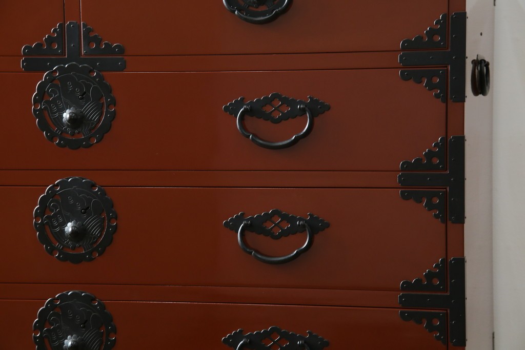 中古　桐材　落ち着いた色合いの朱塗りが魅力的な米沢箪笥　(R-058320)