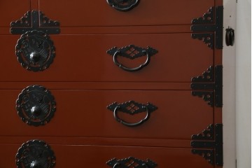 中古　桐材　落ち着いた色合いの朱塗りが魅力的な米沢箪笥　(R-058320)