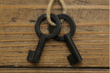 中古　桐材　落ち着いた色合いの朱塗りが魅力的な米沢箪笥　(R-058320)