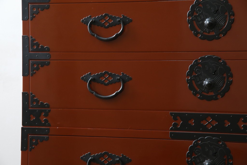 中古　桐材　落ち着いた色合いの朱塗りが魅力的な米沢箪笥　(R-058320)