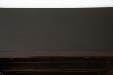 中古　松本民芸家具　脚付きリメイク　クラシカルな佇まいが魅力的なサイドボード(サイドキャビネット、収納棚、飾り棚、陳列棚、本棚)(R-058321)