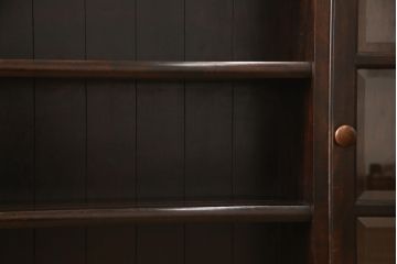 中古　松本民芸家具　脚付きリメイク　クラシカルな佇まいが魅力的なサイドボード(サイドキャビネット、収納棚、飾り棚、陳列棚、本棚)(R-058321)