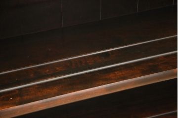 中古　松本民芸家具　脚付きリメイク　クラシカルな佇まいが魅力的なサイドボード(サイドキャビネット、収納棚、飾り棚、陳列棚、本棚)(R-058321)