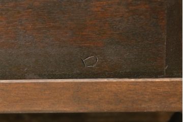 中古　松本民芸家具　脚付きリメイク　クラシカルな佇まいが魅力的なサイドボード(サイドキャビネット、収納棚、飾り棚、陳列棚、本棚)(R-058321)