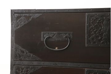 和製アンティーク　明治大正期　杉材　細かな透かし金具の図柄が目を引く佐渡箪笥(八幡箪笥、衣装箪笥、引き出し、チェスト)(R-058322)