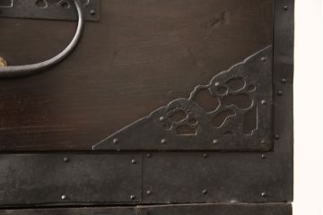 和製アンティーク　明治大正期　杉材　細かな透かし金具の図柄が目を引く佐渡箪笥(八幡箪笥、衣装箪笥、引き出し、チェスト)(R-058322)