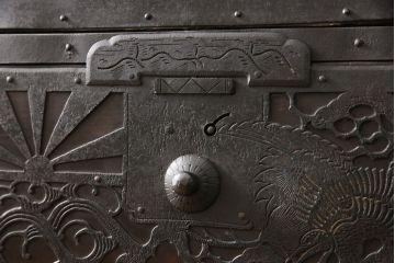 和製アンティーク　明治大正期　杉材　細かな透かし金具の図柄が目を引く佐渡箪笥(八幡箪笥、衣装箪笥、引き出し、チェスト)(R-058322)