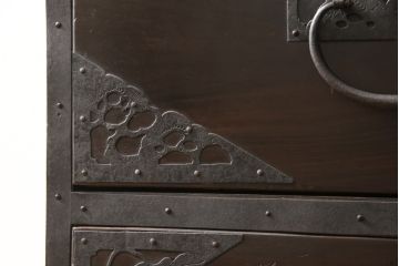 和製アンティーク　明治大正期　杉材　細かな透かし金具の図柄が目を引く佐渡箪笥(八幡箪笥、衣装箪笥、引き出し、チェスト)(R-058322)