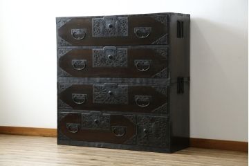 和製アンティーク　明治大正期　杉材　細かな透かし金具の図柄が目を引く佐渡箪笥(八幡箪笥、衣装箪笥、引き出し、チェスト)(R-058322)
