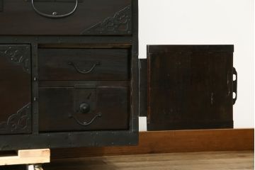 和製アンティーク　明治大正期　杉材　細かな透かし金具の図柄が目を引く佐渡箪笥(八幡箪笥、衣装箪笥、引き出し、チェスト)(R-058322)