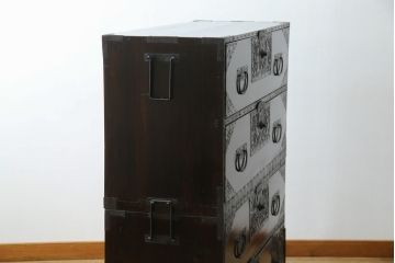 和製アンティーク　明治大正期　杉材　細かな透かし金具の図柄が目を引く佐渡箪笥(八幡箪笥、衣装箪笥、引き出し、チェスト)(R-058322)