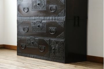 和製アンティーク　明治大正期　杉材　細かな透かし金具の図柄が目を引く佐渡箪笥(八幡箪笥、衣装箪笥、引き出し、チェスト)(R-058322)