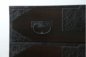 和製アンティーク　明治大正期　杉材　細かな透かし金具の図柄が目を引く佐渡箪笥(八幡箪笥、衣装箪笥、引き出し、チェスト)(R-058322)